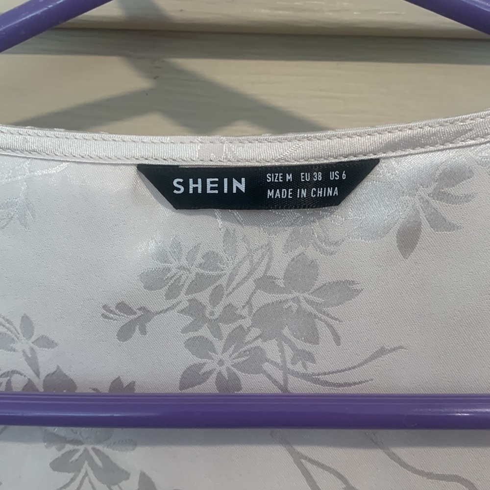SHEIN Silky Pretty Floral Sleeved Shawl Tie Front Used Size Medium Cropped - Picture 4 of 8
